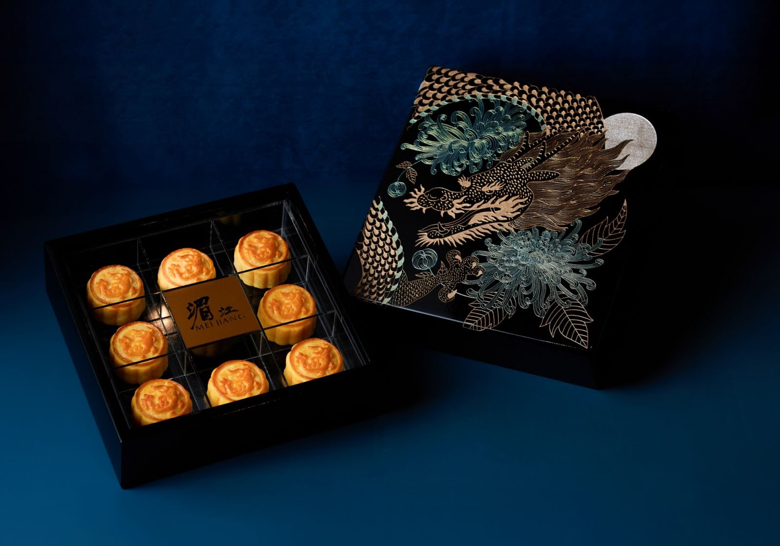 กล่องขนมไหว้พระจันทร์รุ่นลิมิเต็ด Moonlit Majesty ออกแบบโดย Pabaja ร่วมกับ Ausara Surface