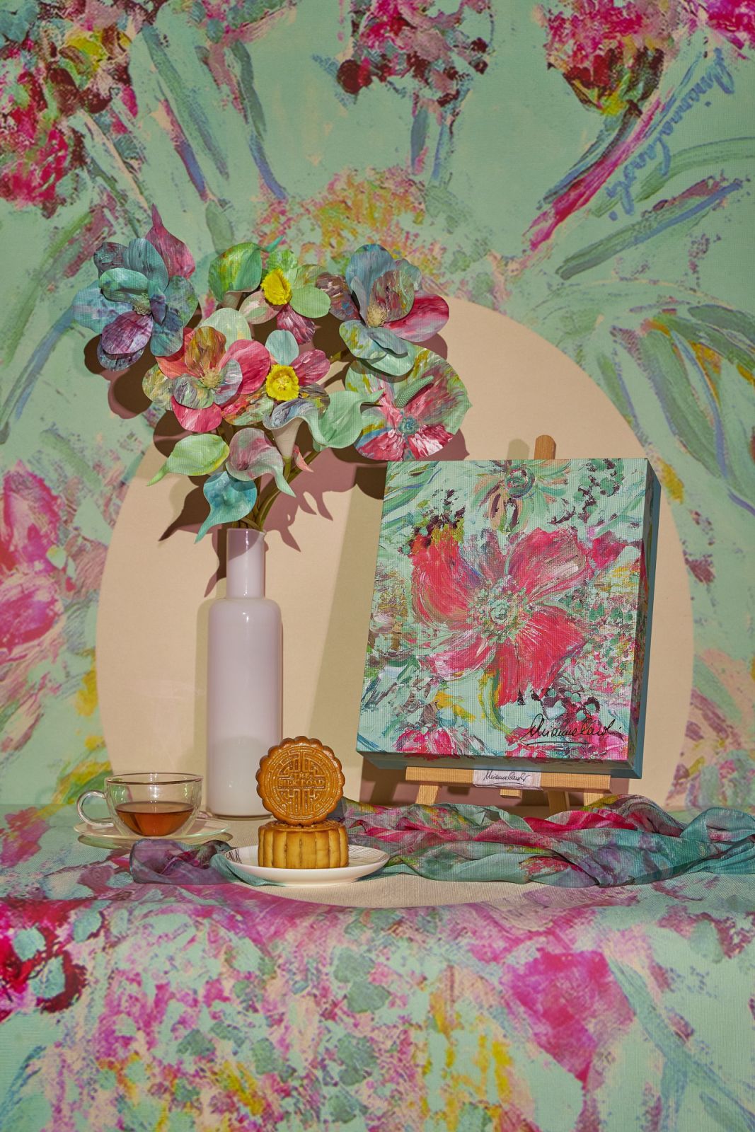 ขนมไหว้พระจันทร์เซ็ทลิมิเต็ด 'Pastel Art Box' ออกแบบโดย Arianna Caroli ศิลปินชาวอิตาเลียน พร้อมผ้าพันคอลายเดียวกัน โดยโรงแรม ดิ แอทธินี โฮเทล แบงคอก