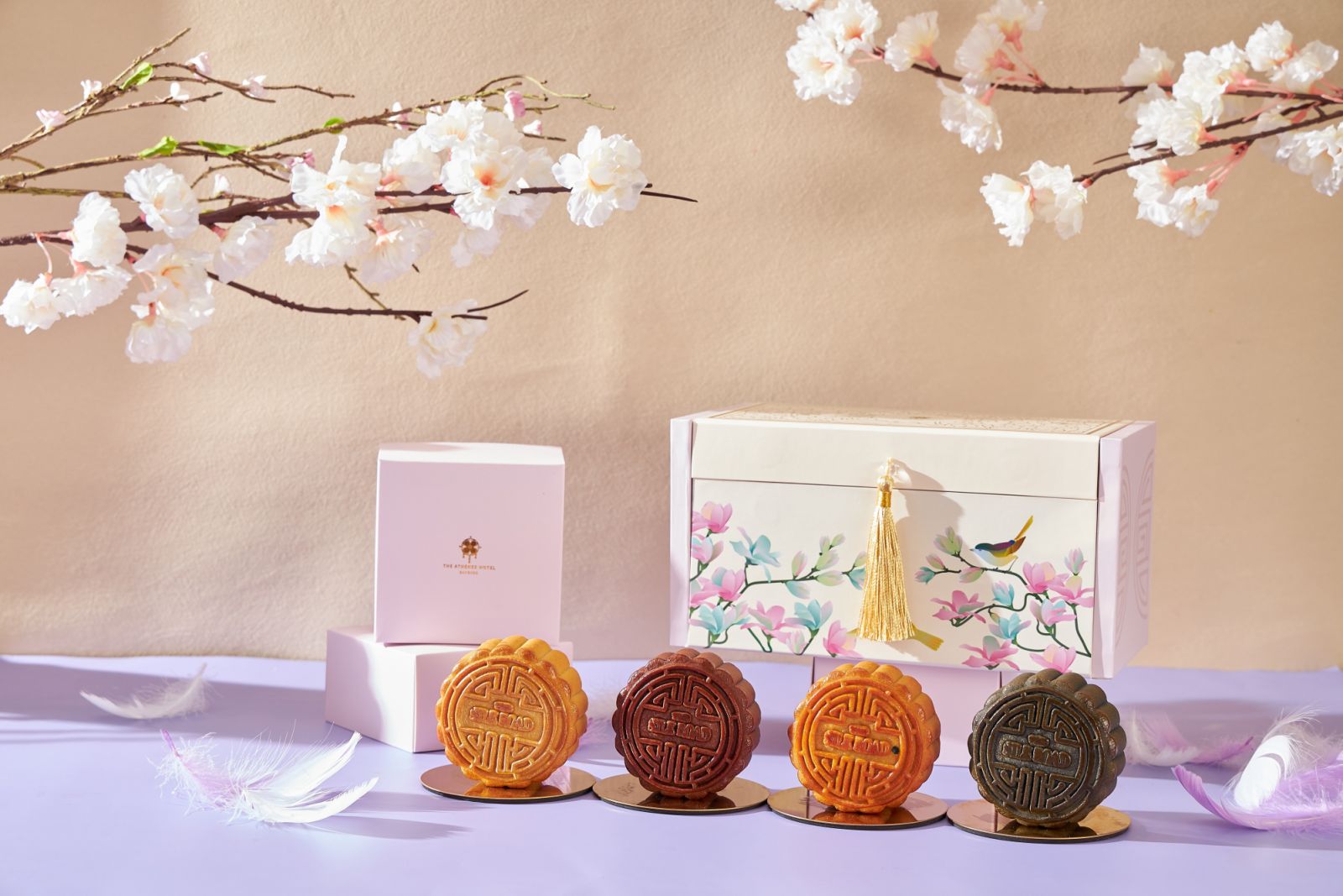 ขนมไหว้พระจันทร์ 'Signature Box' ในกล่องสีม่วงไลแลคพร้อมลวดลายนกและดอกไม้ โดยโรงแรม ดิ แอทธินี โฮเทล แบงคอก