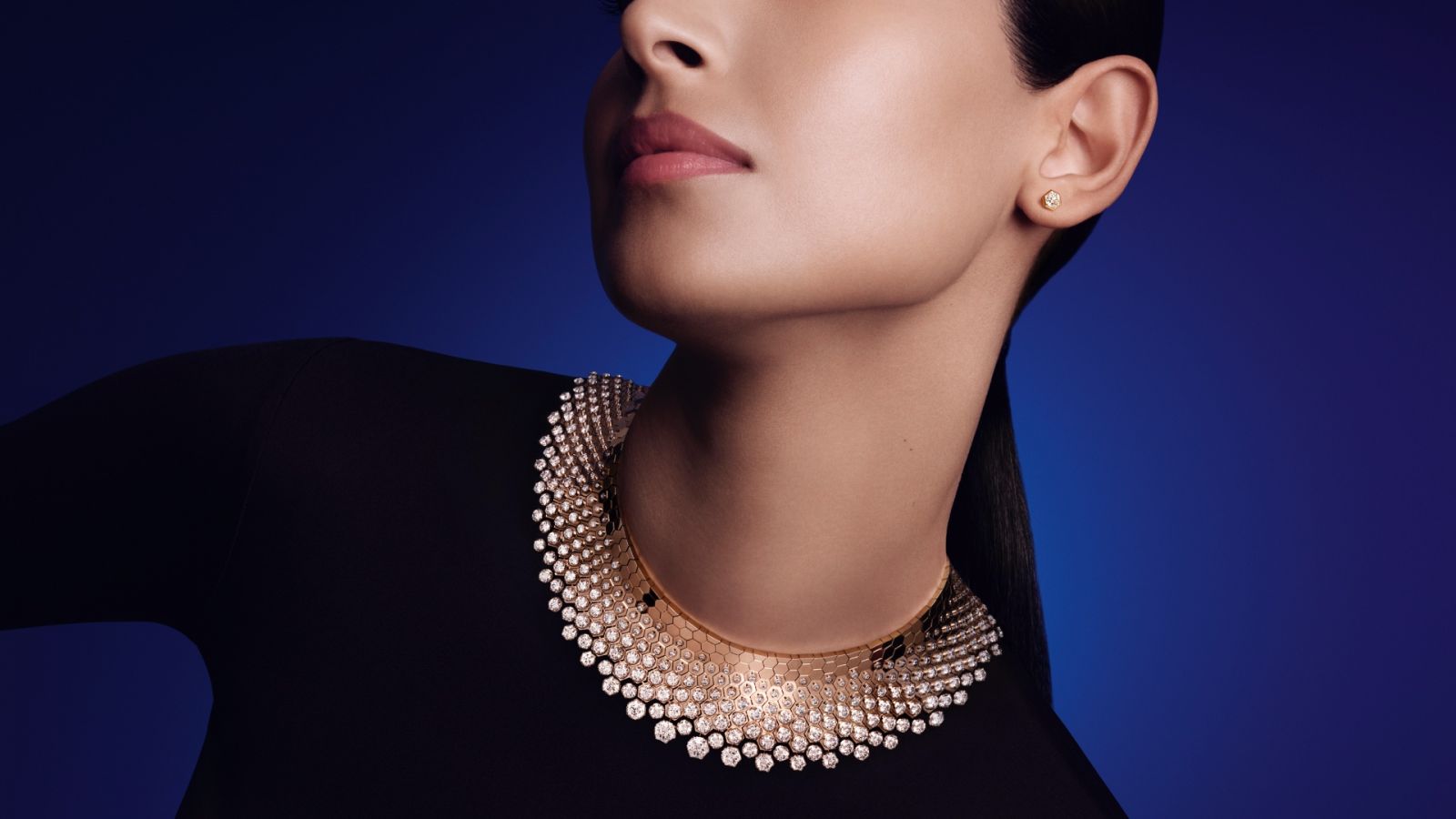 模特兒佩戴Chaumet Bee My Love系列頂級珠寶套鍊。(Photo: Chaumet)