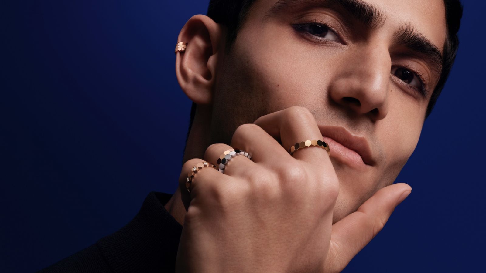 模特兒佩戴Chaumet Bee My Love系列戒指。(Photo: Chaumet)