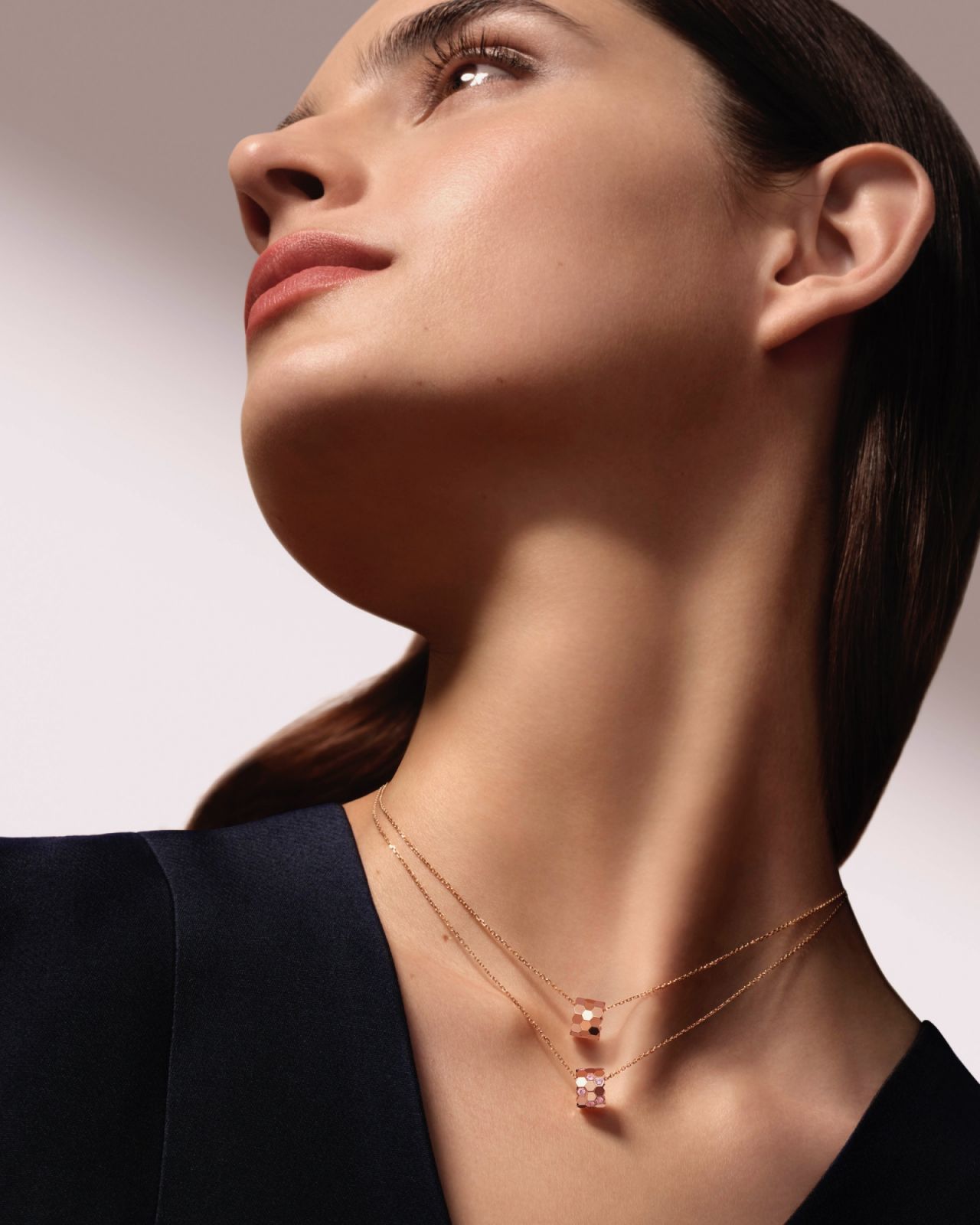 模特兒佩戴Chaumet Bee My Love系列吊墜項鍊。(Photo: Chaumet)