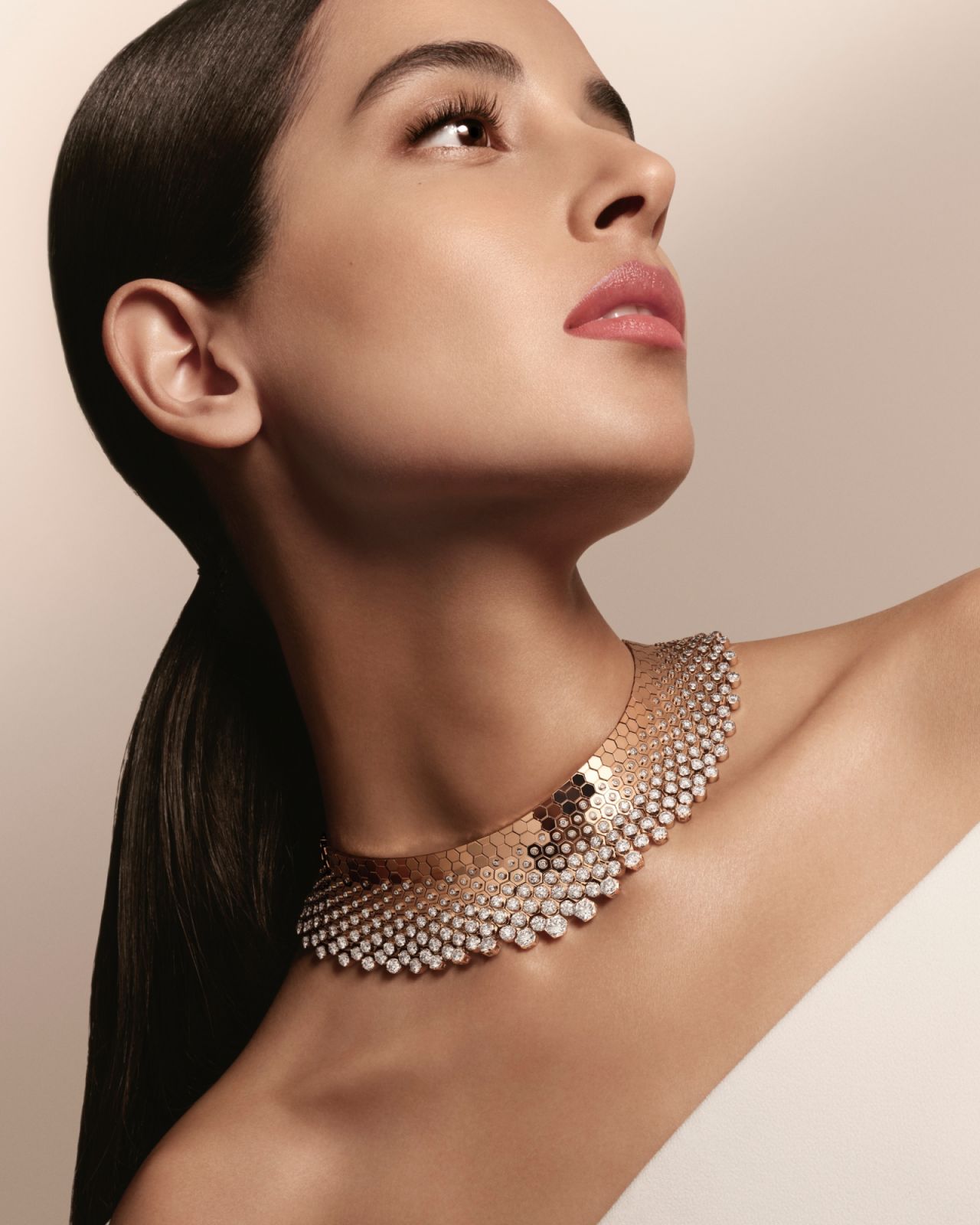 模特兒佩戴Chaumet Bee My Love系列頂級珠寶項鍊。(Photo: Chaumet)