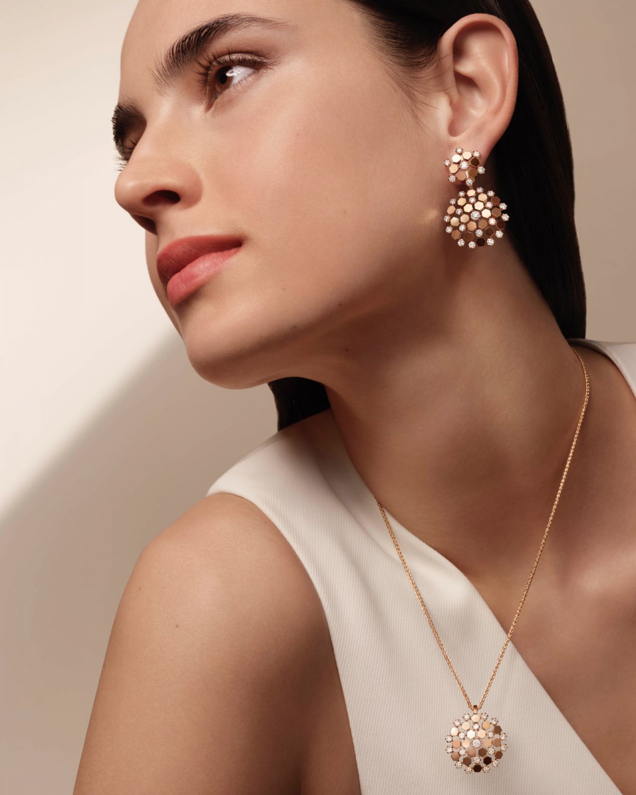 Chaumet Bee My Love系列頂級珠寶吊墜、耳環等作品。(Photo: Chaumet)
