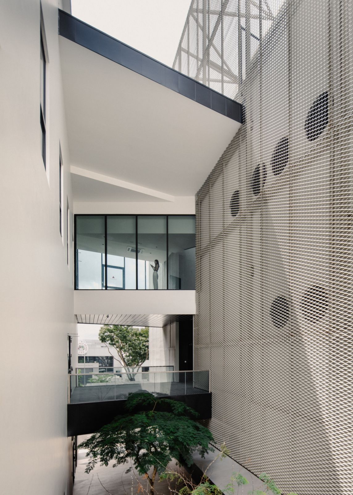 Transitionary spaces by Formwerkz Architects