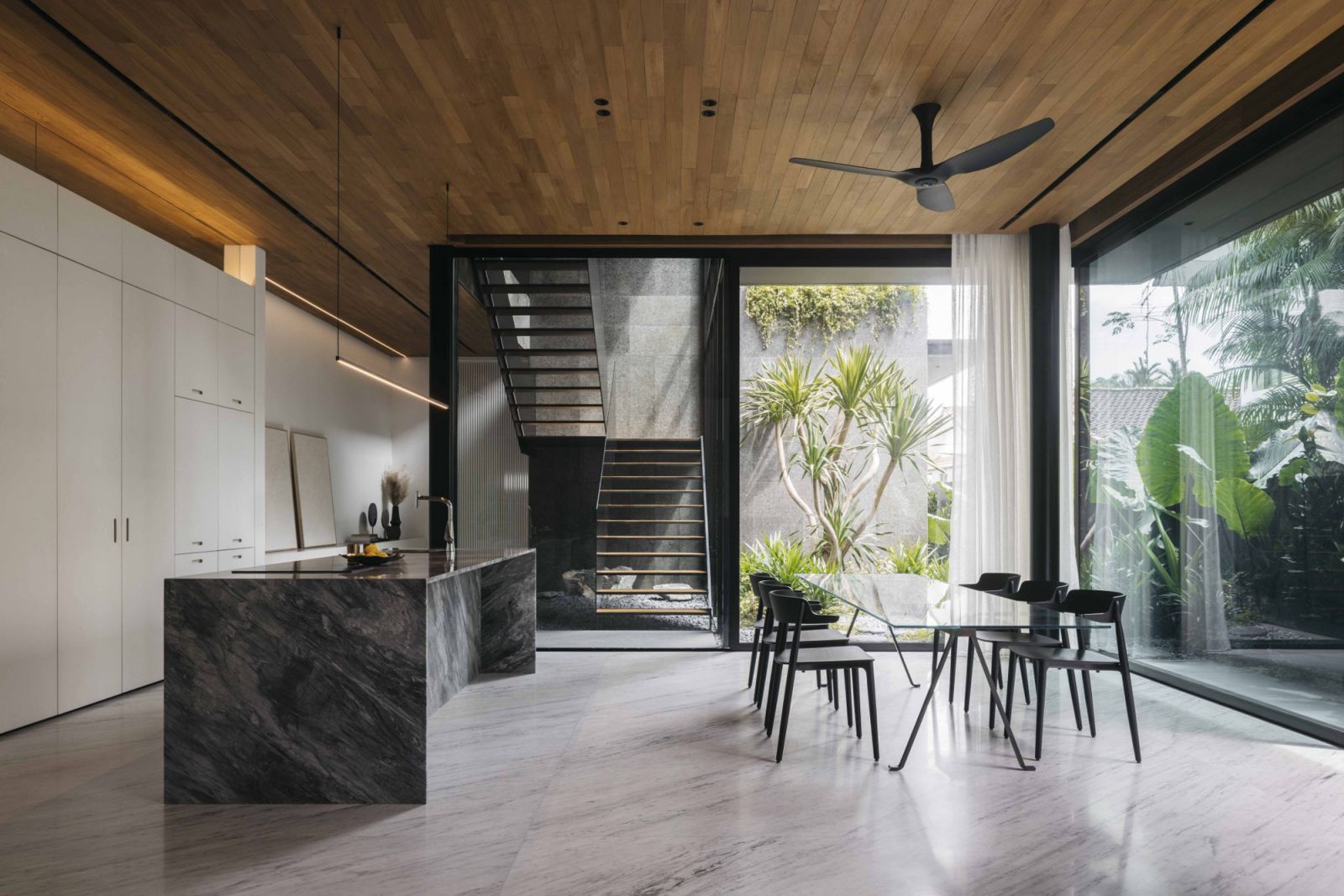 The luxurious and airy common spaces of the Vale House by Ming Architects