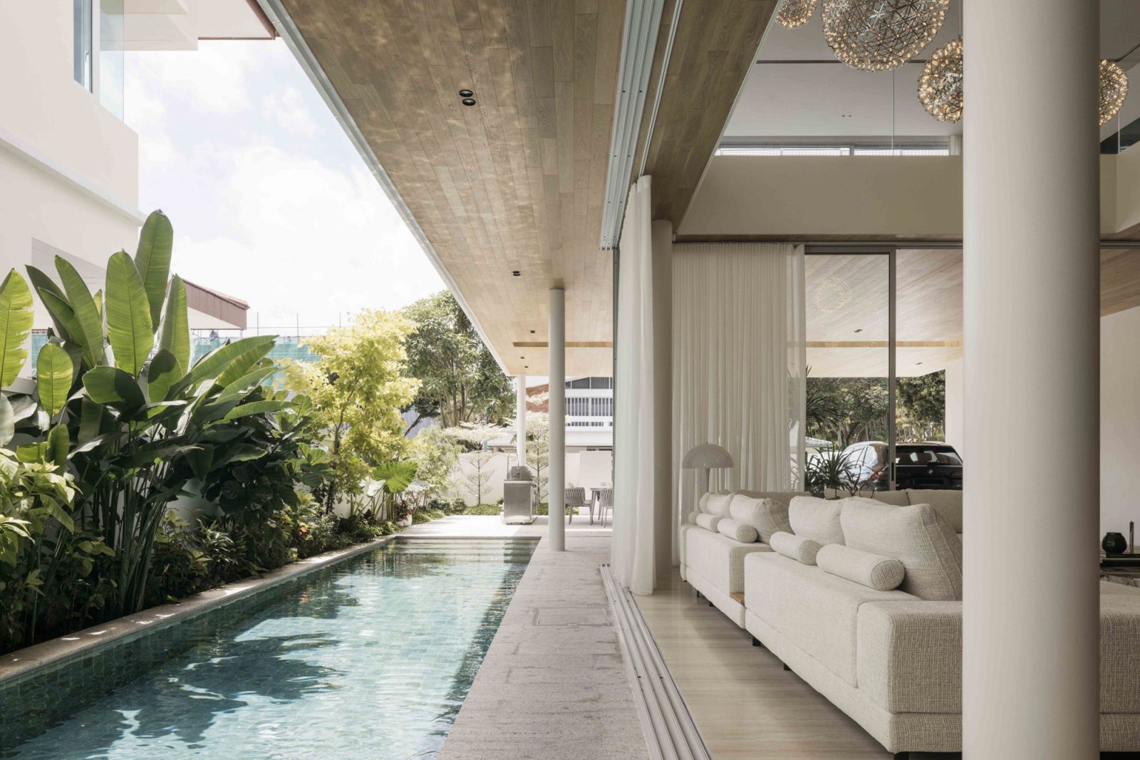 The indoor-outdoor spaces at the Screen House by Ming Architects
