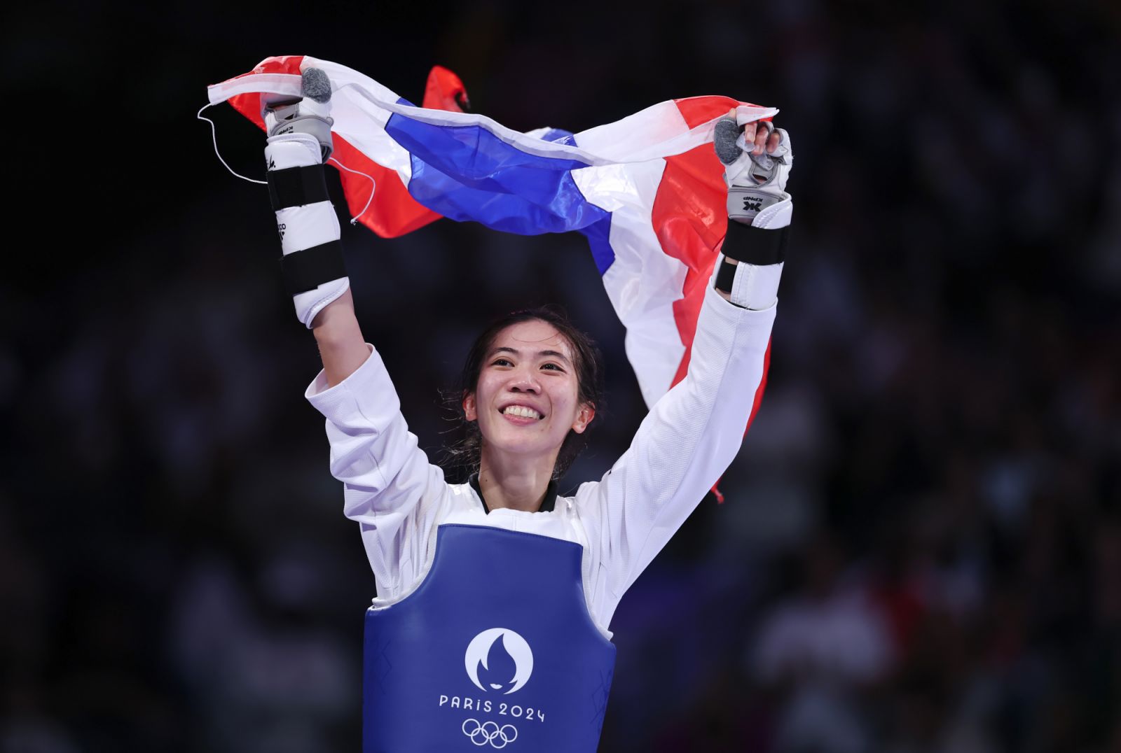 เทนนิส พาณิภัค นักกีฬาเทควันโดหญิงทีมชาติไทย โบกสะบัดธงชาติไทยด้วยความดีใจ หลังคว้าเหรียญทองในการแข่งขันโอลิมปิกฤดูร้อน 2024 ณ กรุงปารีส มาได้สำเร็จ (ภาพ: Alex Pantling / Getty Images)