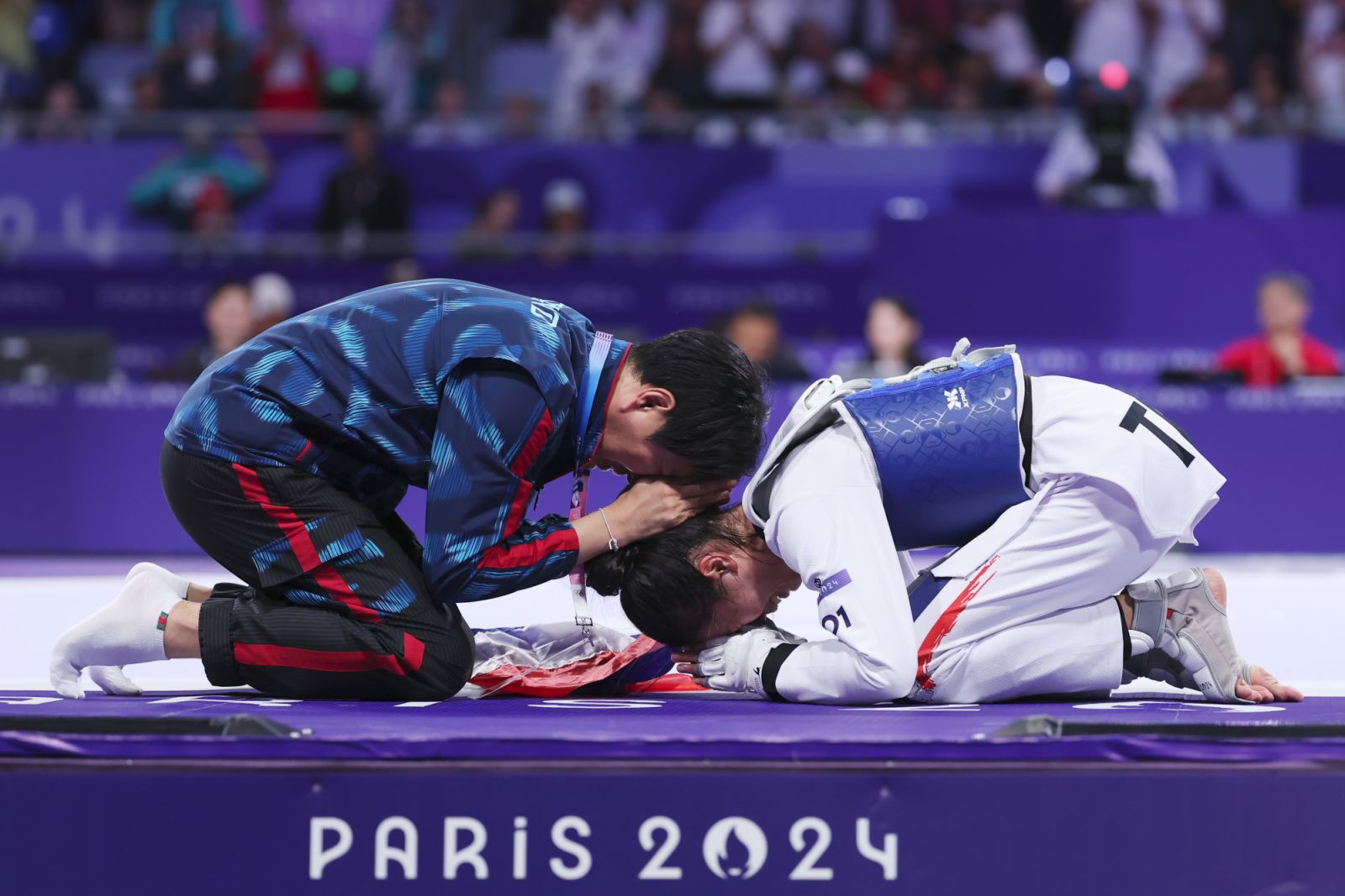 เทนนิส พาณิภัค นักกีฬาเทควันโดหญิงทีมชาติไทย และโค้ชเช ชัชชัย ชเว เฮดโค้ชเทควันโดทีมชาติไทย (ภาพ: Alex Pantling / Getty Images)