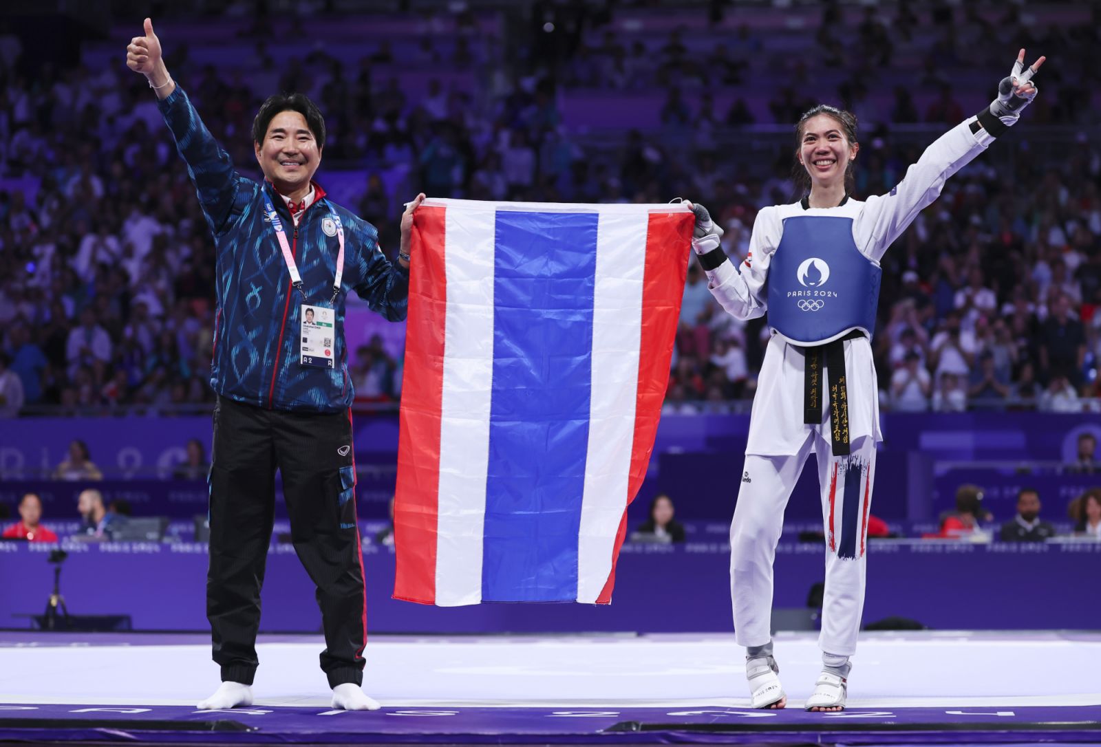 เทนนิส พาณิภัค นักกีฬาเทควันโดหญิงทีมชาติไทย และโค้ชเช ชัชชัย ชเว เฮดโค้ชเทควันโดทีมชาติไทย (ภาพ: Alex Pantling / Getty Images)
