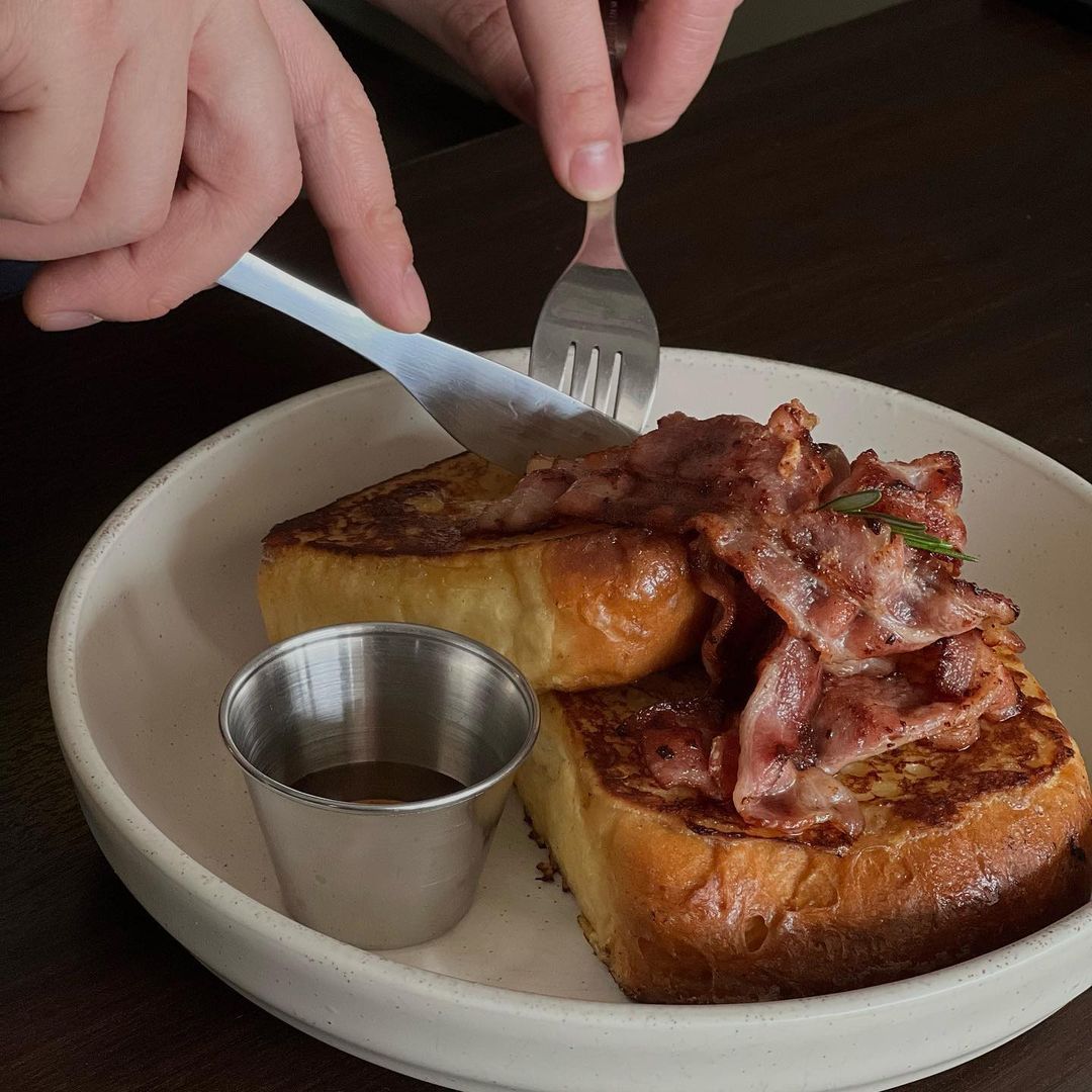 Brioche French toast with bacon (Photo: Instagram / @the_bond.cafe)