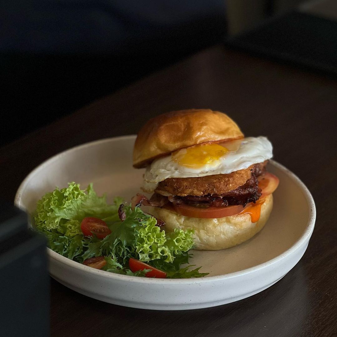 A breakfast burger with homemade buns (Photo: Instagram / @the_bond.cafe)
