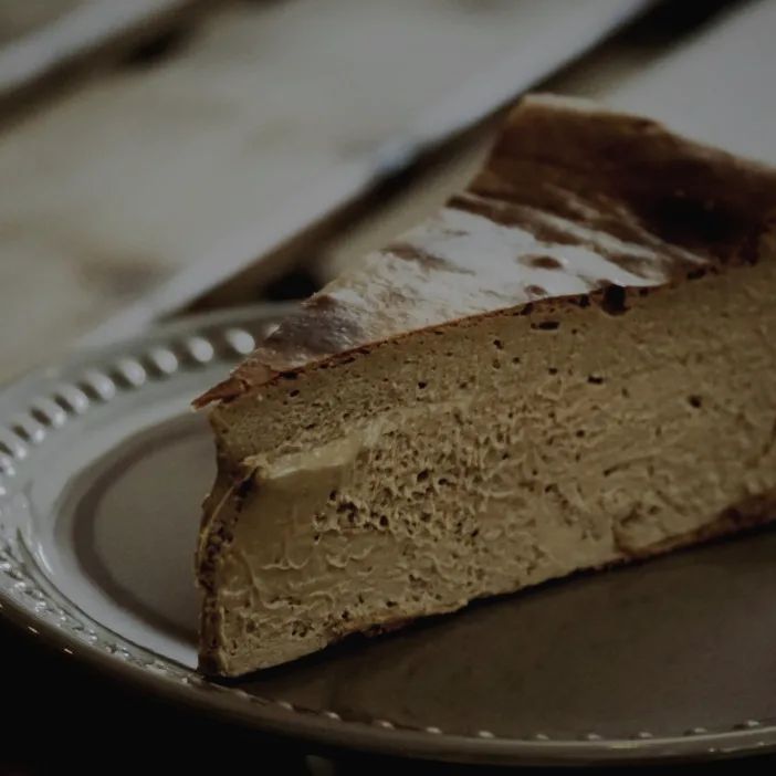 Hojicha burnt cheesecake (Photo: Instagram / @aki_s_kohi)