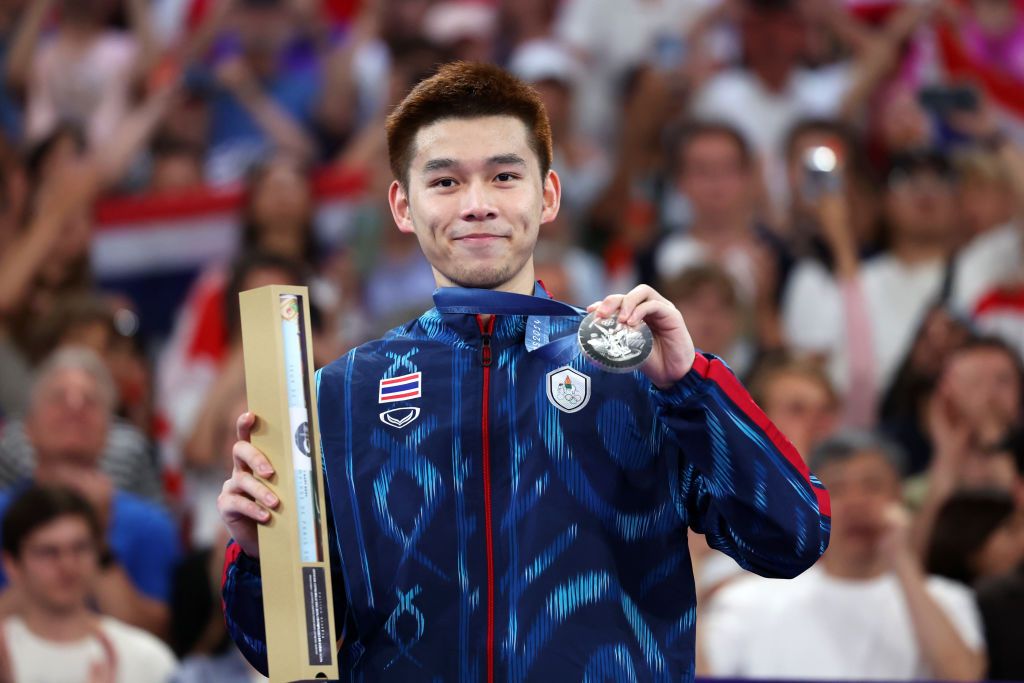 วิว กุลวุฒิ ขณะรับรางวัลรองชนะเลิศจากการแข่งขันกีฬาแบดมินตันประเภทชายเดี่ยว มหกรรมกีฬาโอลิมปิกประจำปี 2024 ณ กรุงปารีส (ภาพ: Alex Pantling / Getty Images)