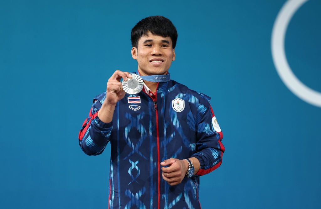 ฟ่าง ธีรพงศ์ กับเหรียญเงินโอลิมปิก 2024 จากการแข่งขันยกน้ำหนักรุ่น 61 กิโลกรัมชาย (ภาพ: Lars Baron / Getty Images)