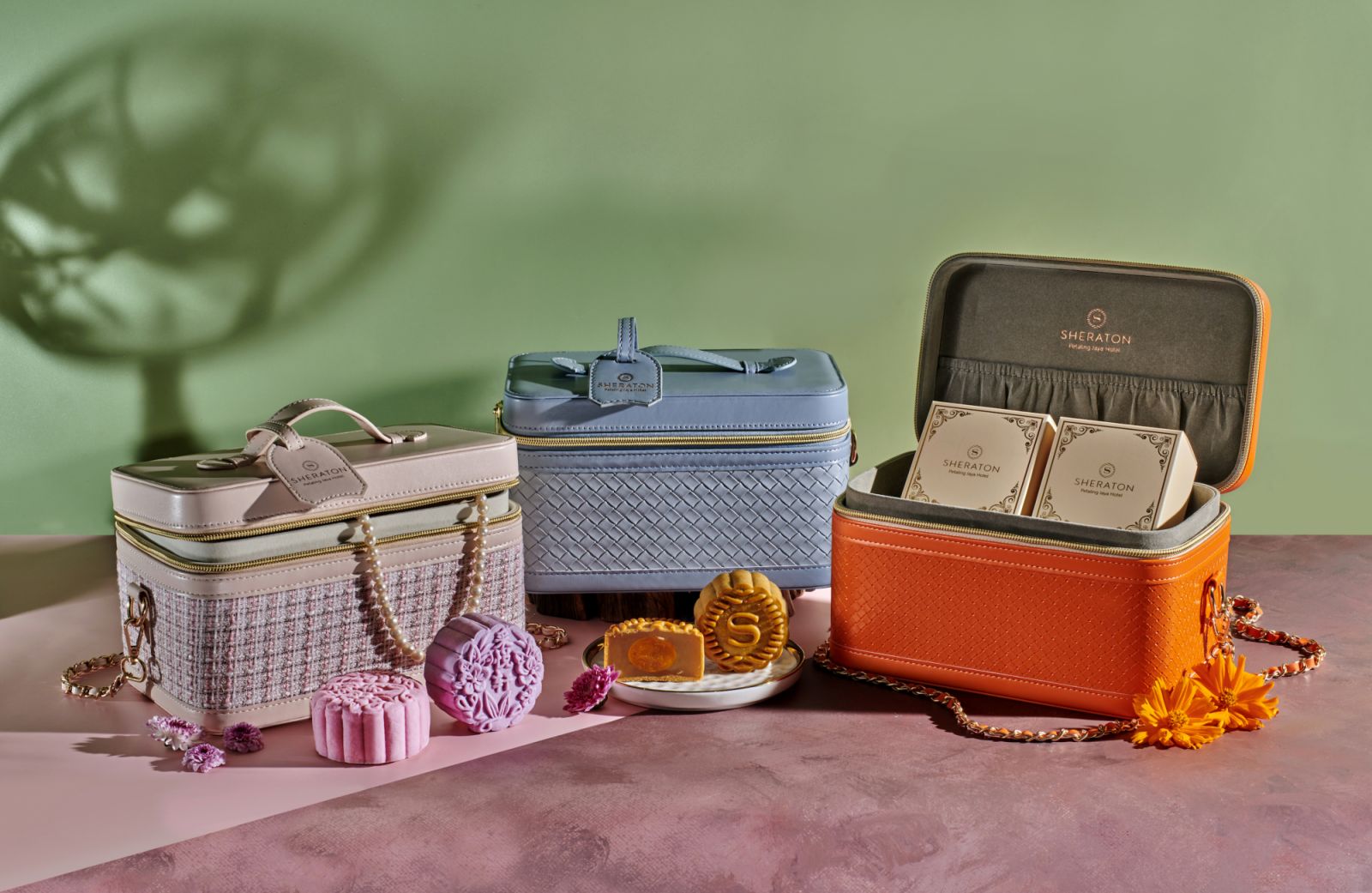 Baked and snow-skin mooncakes from Sheraton Petaling Jaya Hotel (Photo: Sheraton Petaling Jaya Hotel)