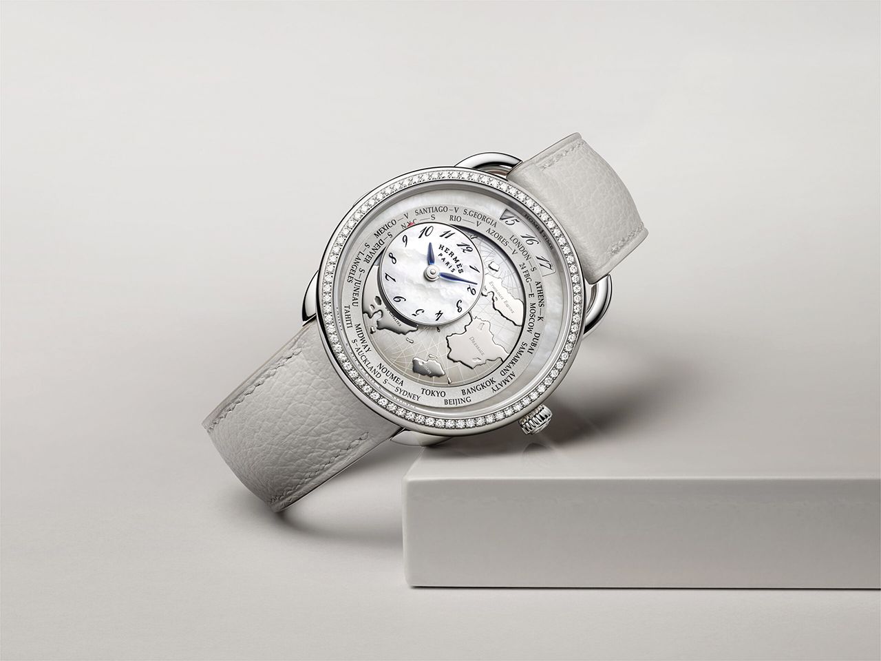 Hermès Arceau Le Temps Voyageur 38 mm in steel with a white mother-of-pearl dial and diamonds set on the bezel