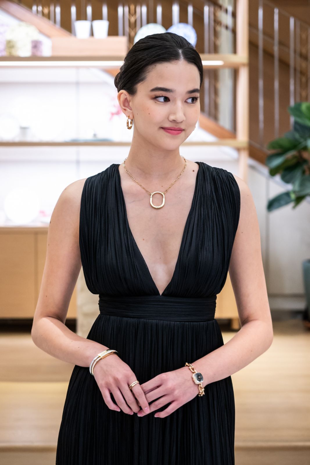 Lisa wears the Tiffany Lock yellow gold pendant necklace, two Tiffany Lock bracelets with pavé diamonds, two stacked Tiffany Lock rings and Tiffany HardWear watch in rose gold with pavé diamonds and black lacquer