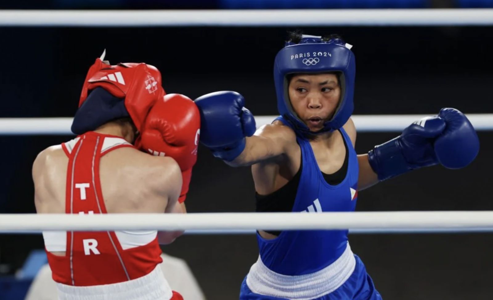 Aira Villegas of Team Philippines and Buse Naz Cakiroglu of Team Türkiye exchange punches during the Women's 50kg Semifinal match on day eleven of the Olympic Games Paris 2024 at Roland Garros on August 06, 2024 in Paris, France (Photo: Getty Images)