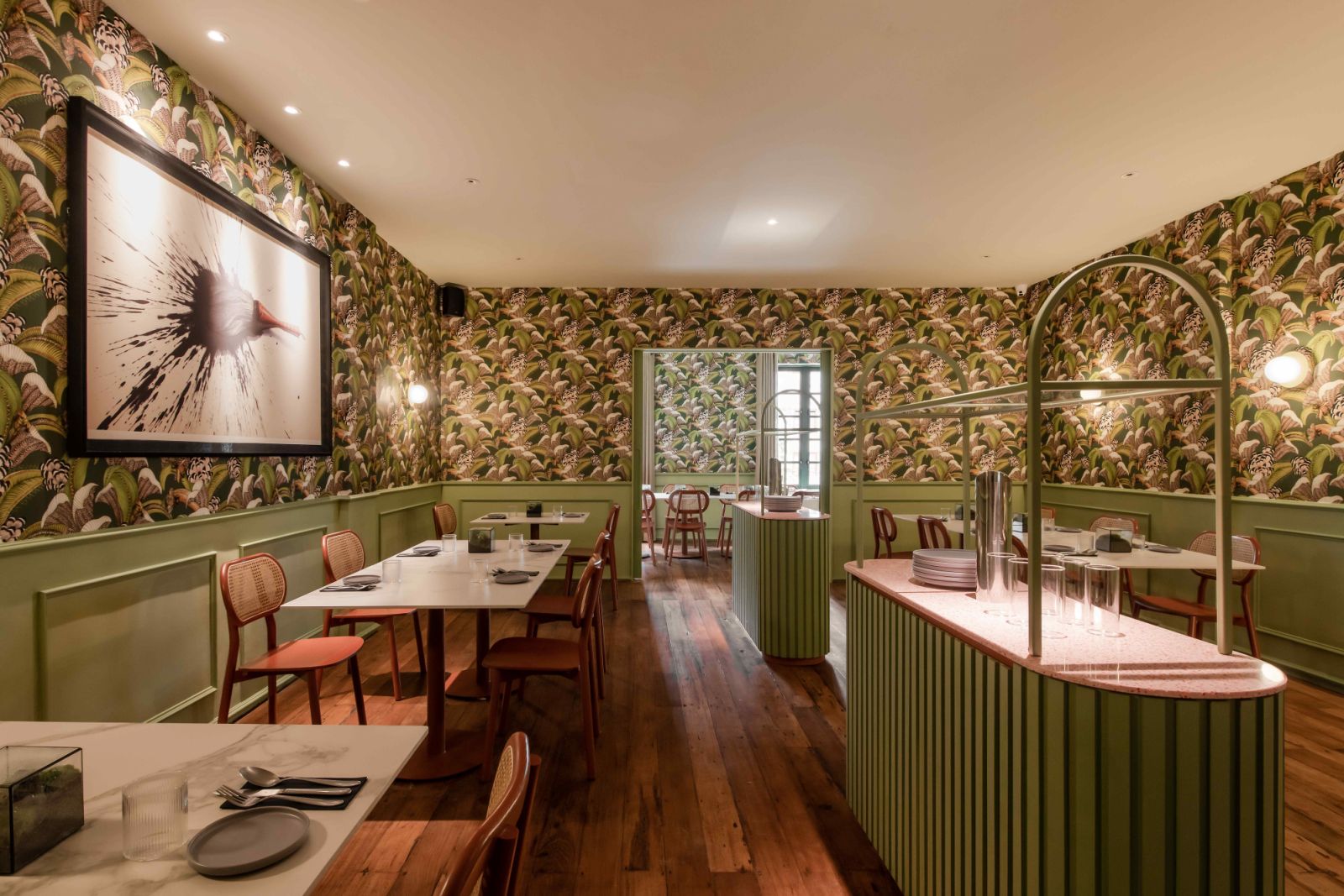 The tastefully designed dining hall transports guests to a tropical rainforest (Photo: David Yeow)