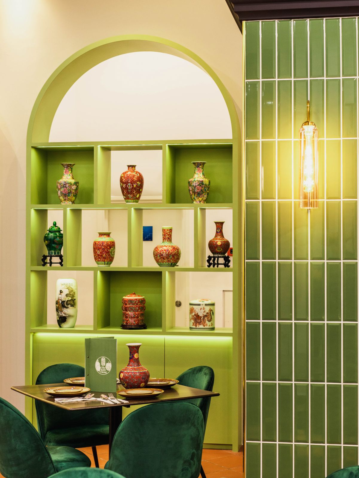 An exquisite display of the vibrant ‘Kam Cheng’ porcelain collection (Photo: Tao Design)