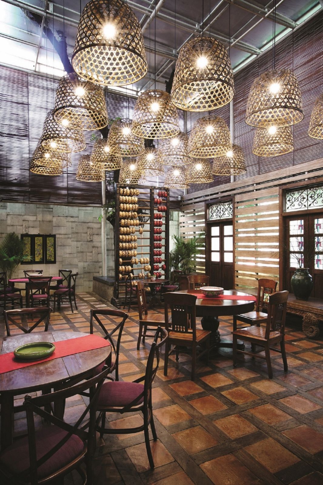 An elegant yet nostalgic ambiance recalls a bygone era (Photo: Agam Riadi)