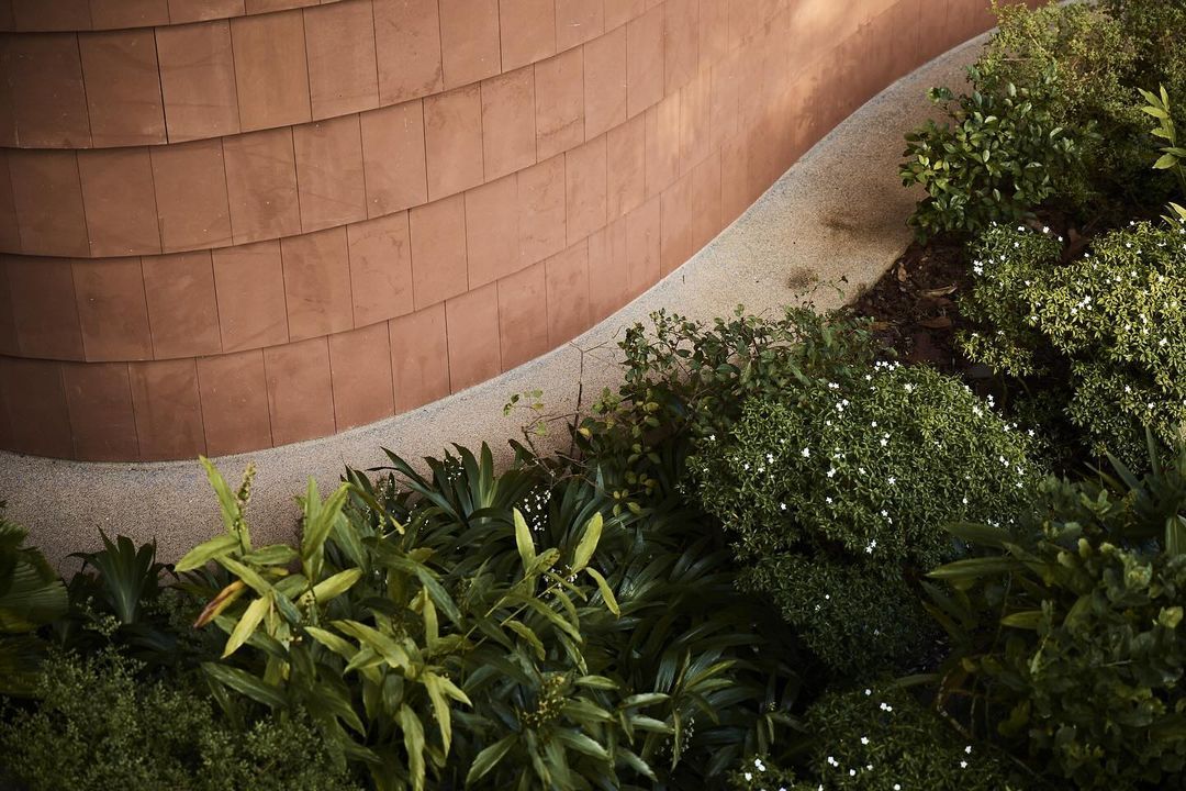 Terracotta cladding with a sense of movement and depth (Photo: Instagram / @pangiumsg)