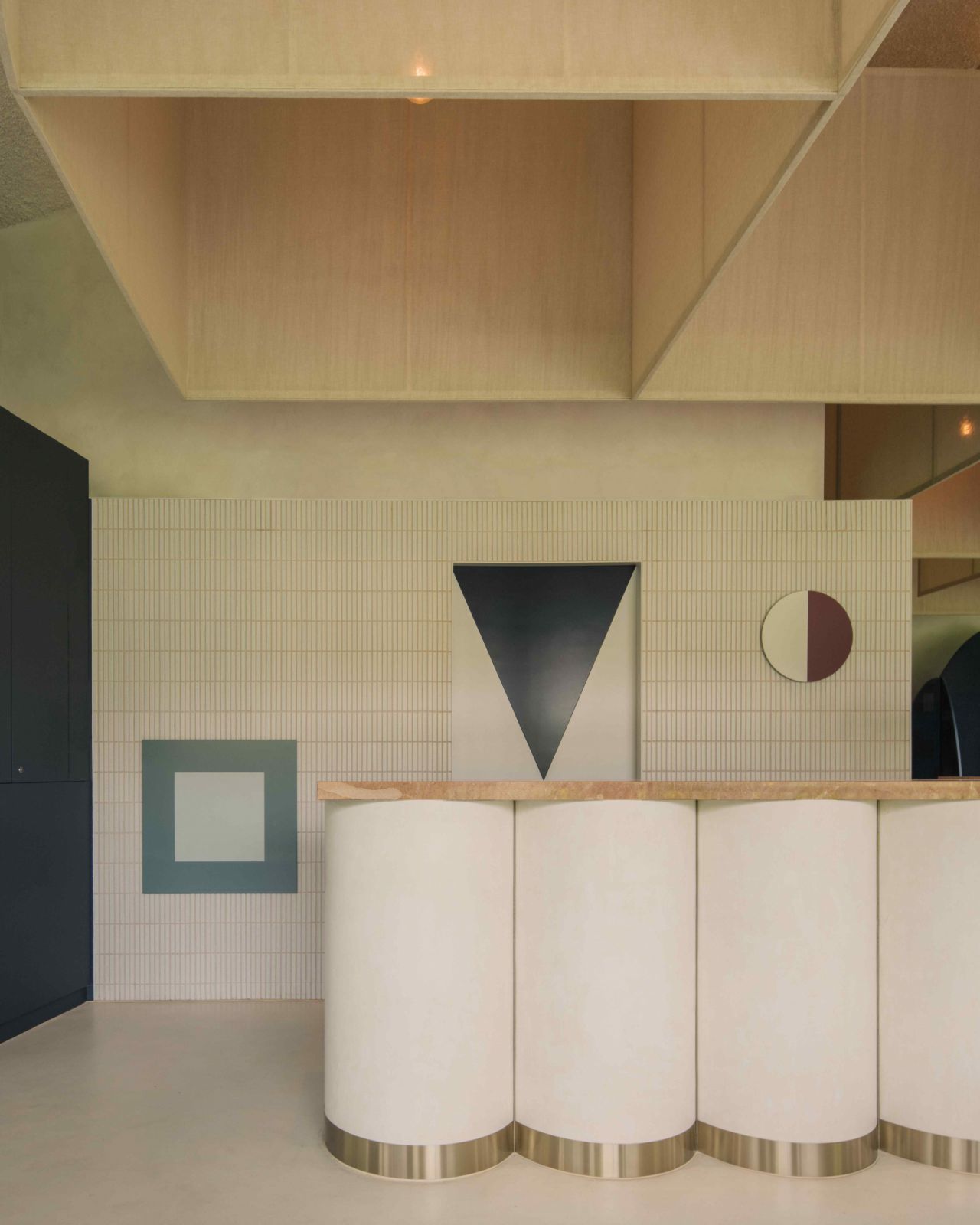Neutral-toned tiles, micro-cement flooring and wooden elements (Photo: Lekker Architects)
