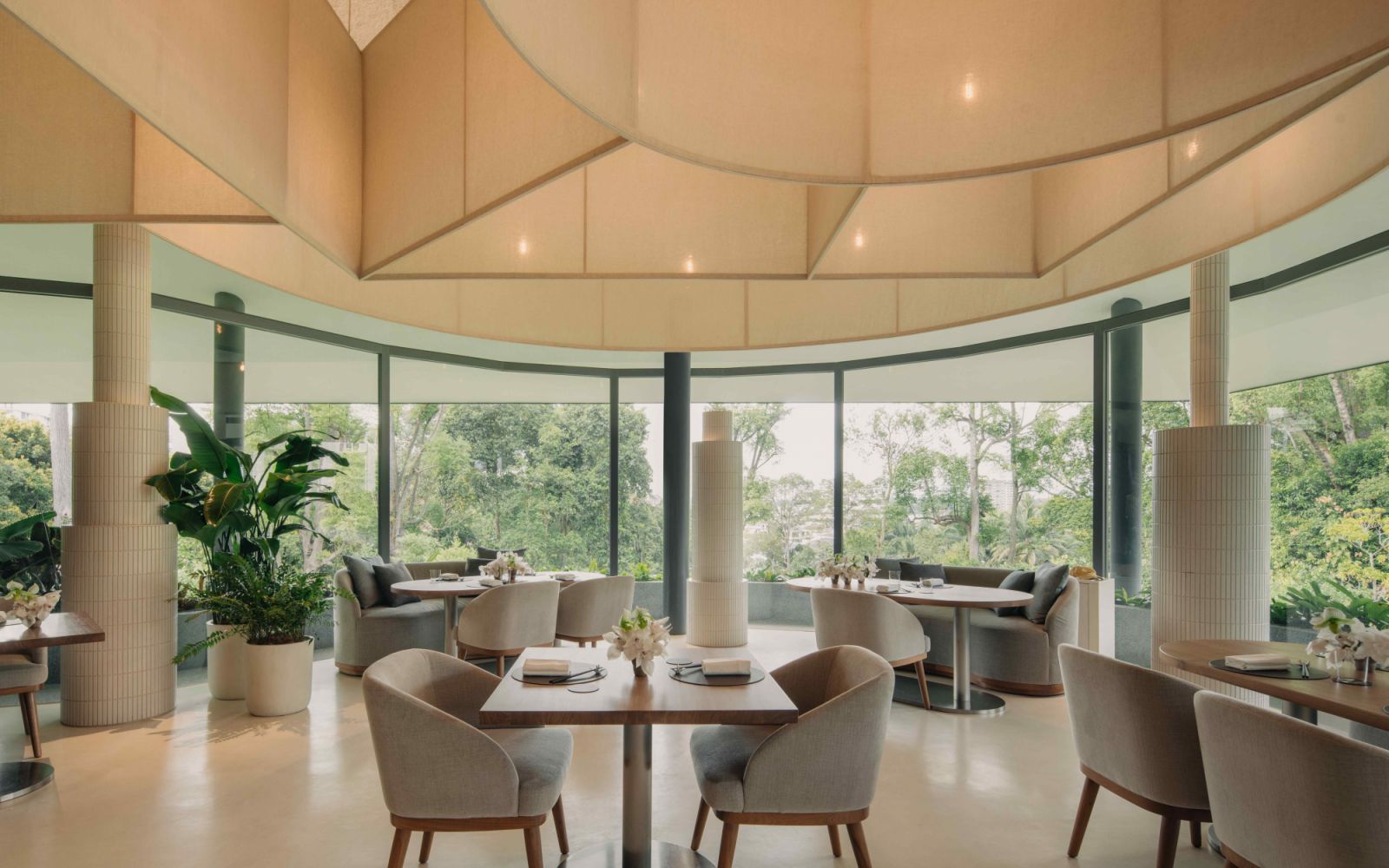 The understated interior design complements the panoramic views of the surrounding greenery(Photo: Lekker Architects)