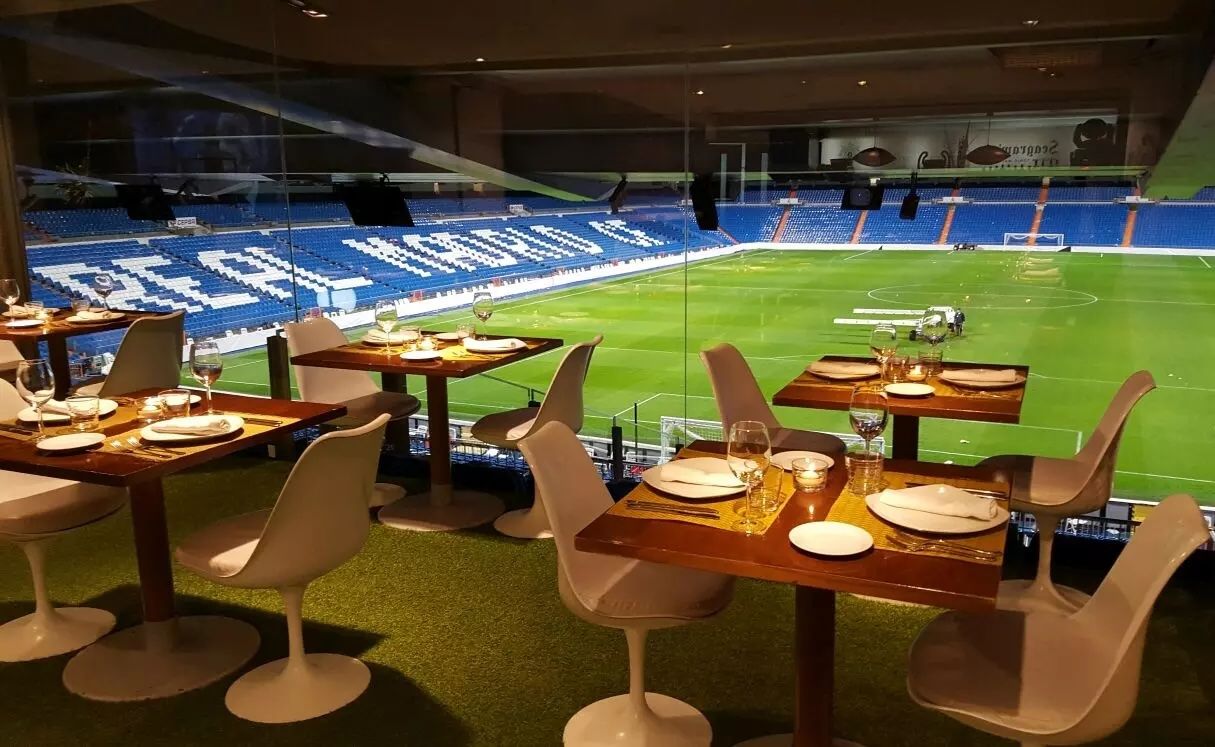 รับประทานอาหารระหว่างชมการแข่งขันฟุตบอลติดขอบสนามที่ Real Café Bernabéu