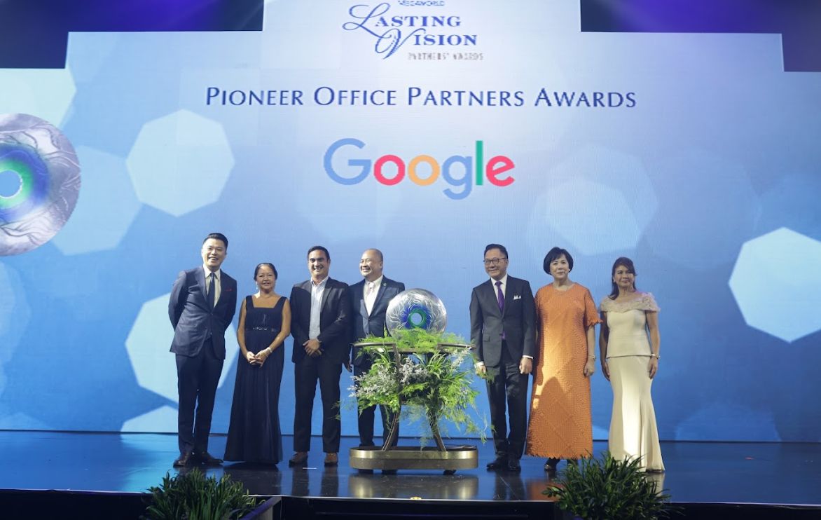 Megaworld CEO Kevin Tan, First Lady Liza Louise AranetaMarcos, Paolo del Rosario, Megaworld founder and Chair Dr Andrew Tan, Megaworld Director Katherine Tan, and newlyappointed Megaworld President Lourdes Gutierrez-Alfonso
