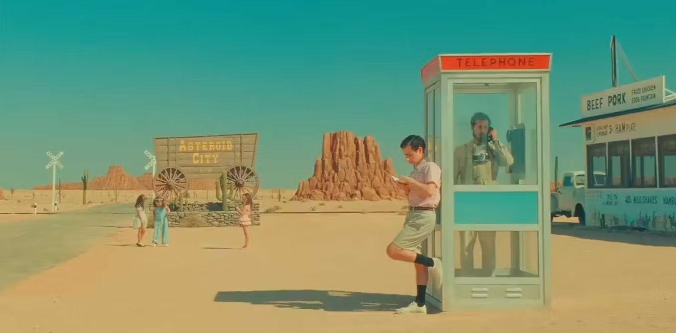ฉากจากภาพยนตร์เรื่อง Asteroid City ผลงานการกำกับของ Wes Anderson