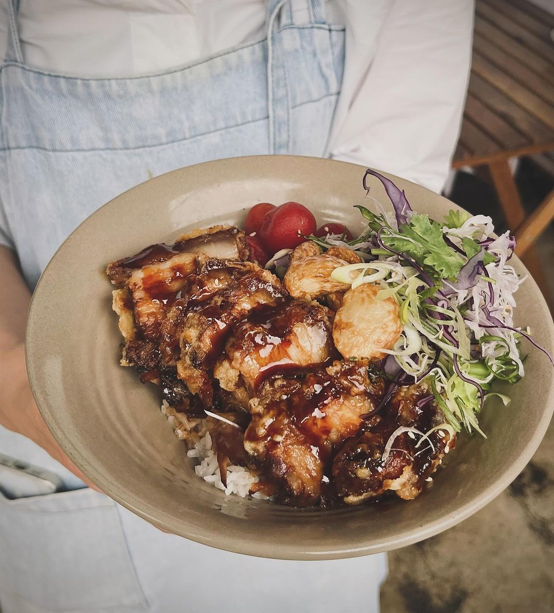 Crispy pork belly on rice with tamarind-infused tomatoes (Photo: Instagram / @ebonyivory_coffee)