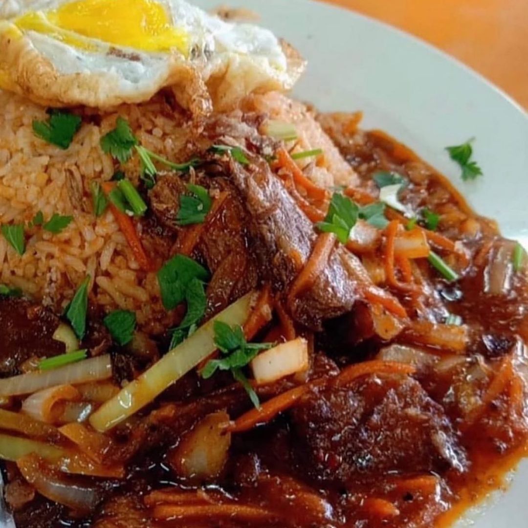 Nasi goreng USA with daging masak merah (Photo: Instagram / @nendabysarimah)