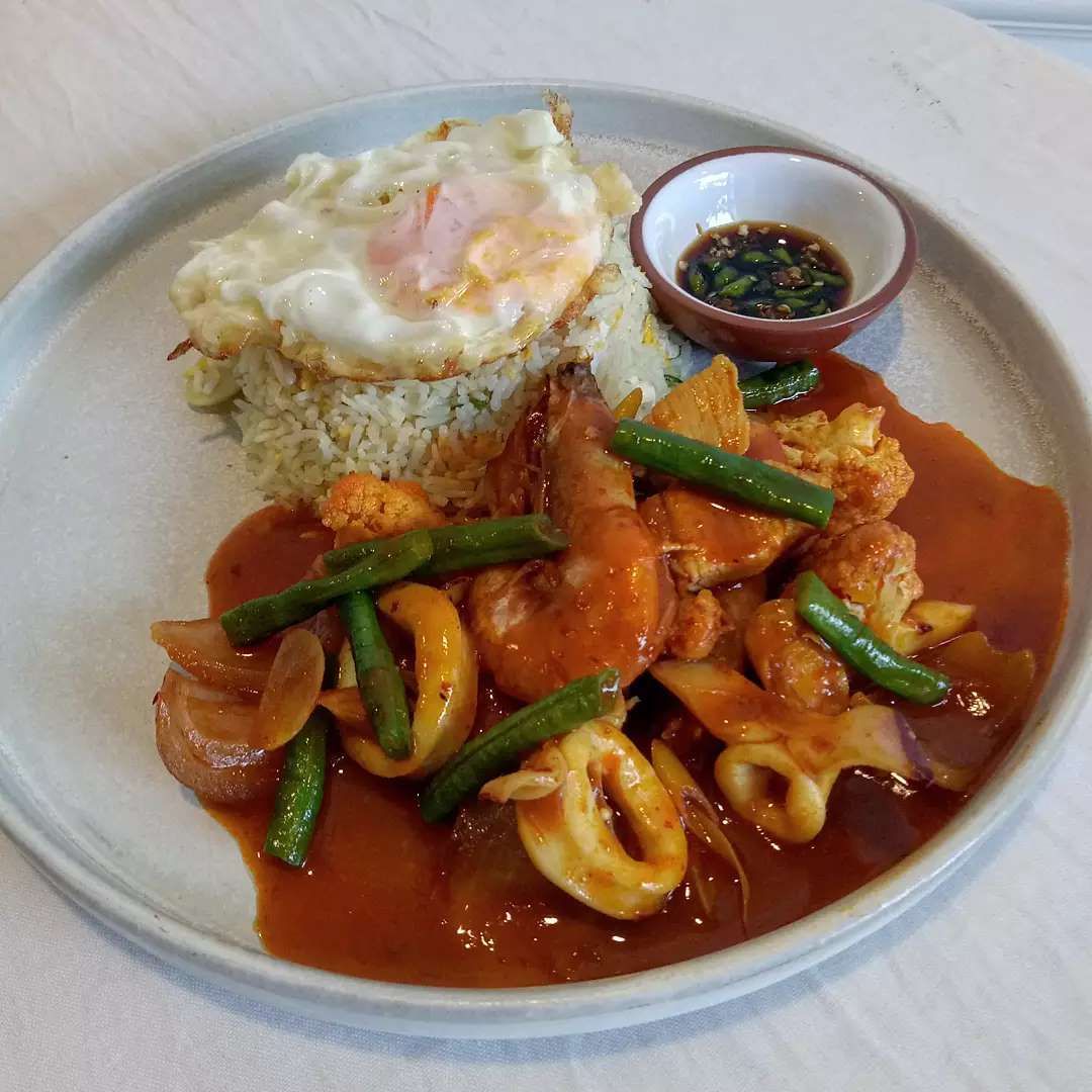 Nasi goreng USA with prawns, squid, and chicken (Photo: Instagram / @dapurgram)