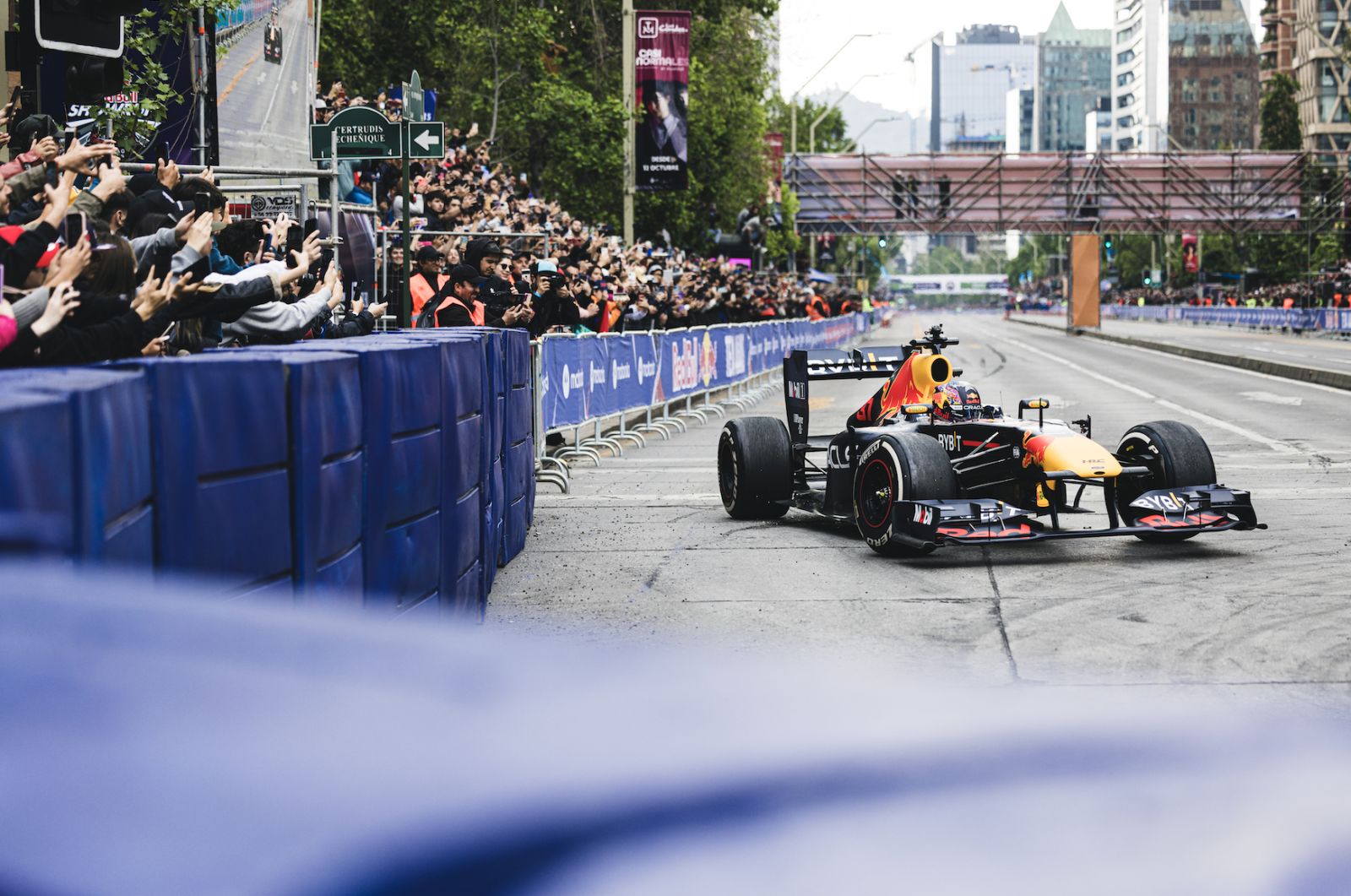 F1賽車在臺中!Red Bull紅牛車隊車手是誰將來台?燒車甩尾、時速飆破300公里震撼親眼見證