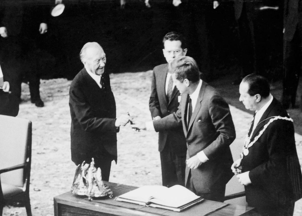 ประธานาธิบดี John F. Kennedy ขณะยื่น Montblanc Meisterstück 149 ให้กับ Konrad Adenauer นายกรัฐมนตรีคนแรกของเยอรมนีตะวันตก จนกลายเป็นภาพประวัติศาสตร์ (ภาพ: X.com / @Montblanc)