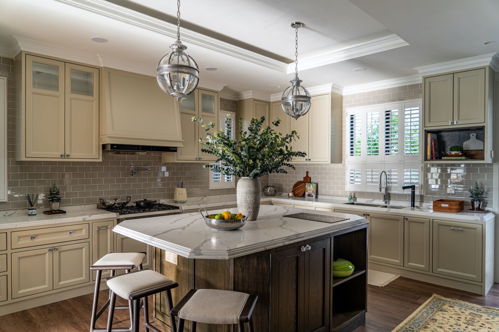 Arabescato marble in the dry kitchen (Photo: BricksBegin)
