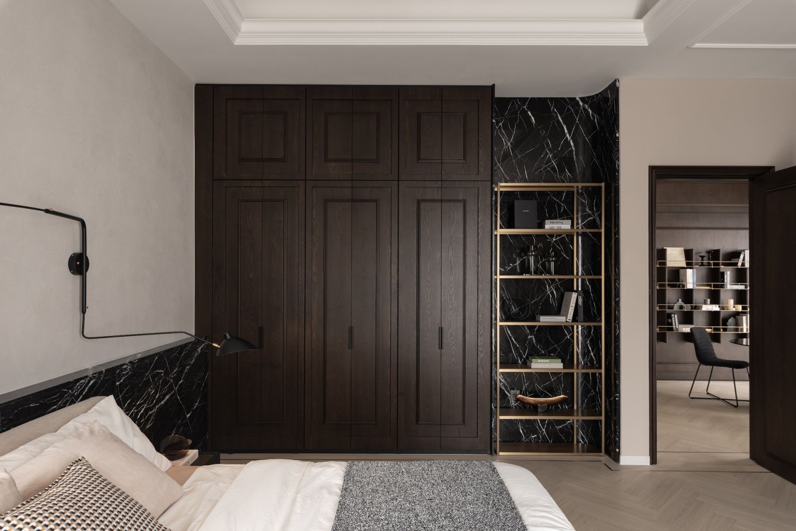A marbled back wall alongside rich dark wood (Photo: TWJPTO)