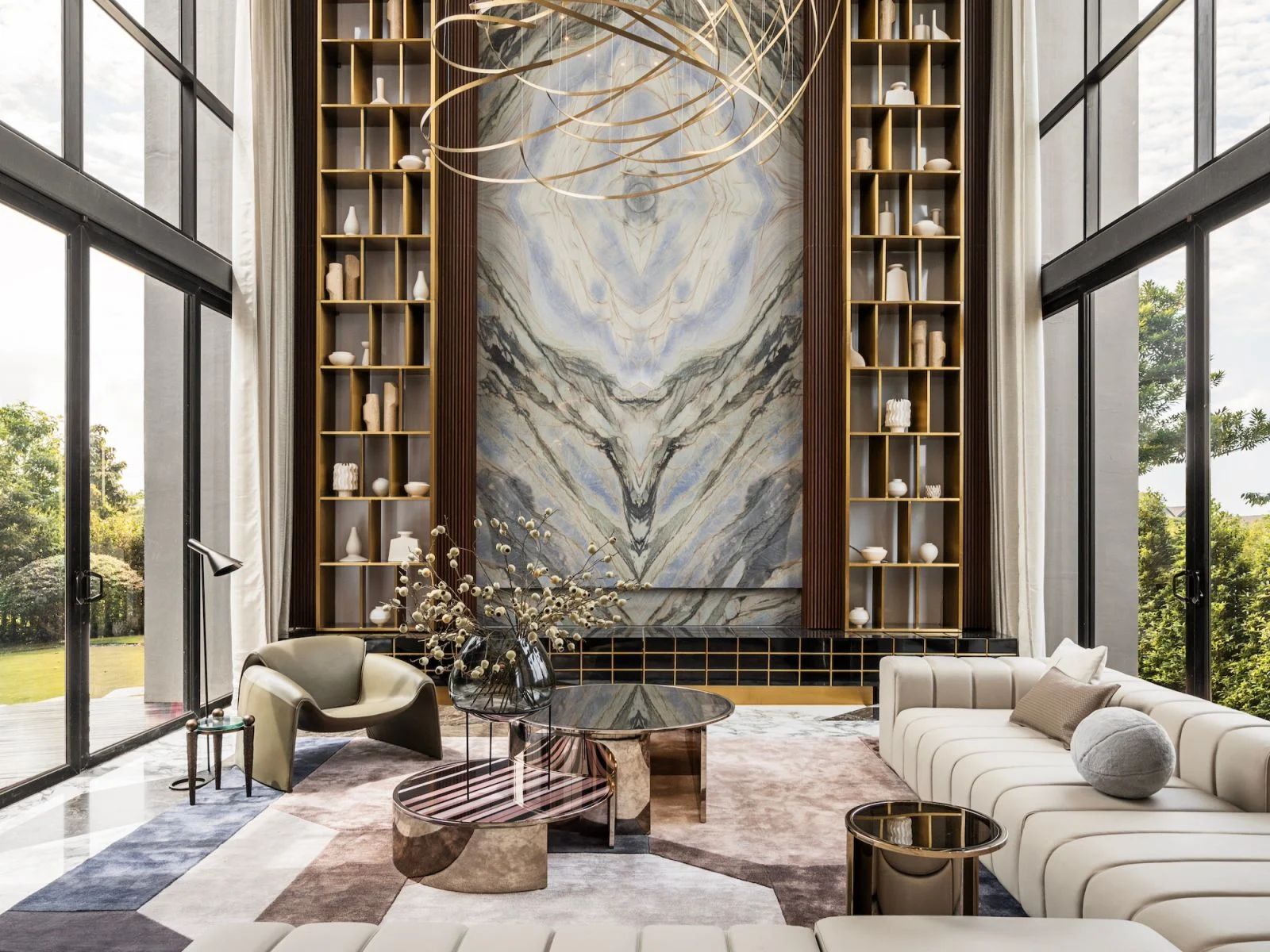 The quartzite marble wall adds glamorous statement in the living room (Photo: The Space Storyteller)