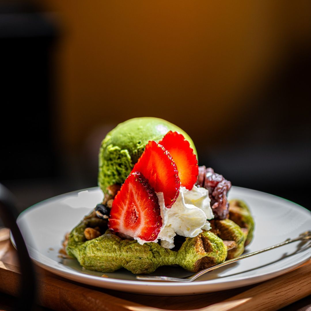 A matcha waffle topped with matcha gelato (Photo: Instagram / @chabashira_tea_roastery)