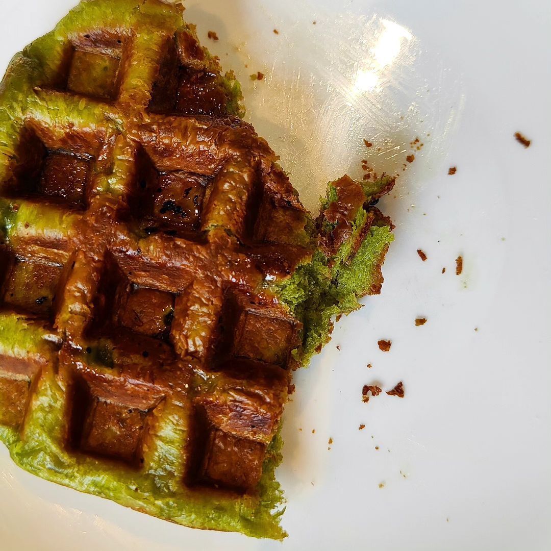 A Belgian waffle infused with matcha (Photo: Instagram / @chabashira_tea_roastery)