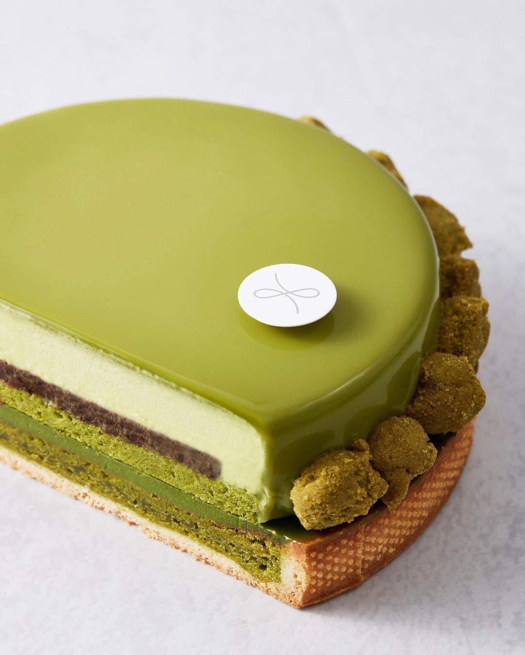 Layers of matcha joconde sponge, matcha ganache, and mascarpone Chantilly cream (Photo: Instagram / @lacherpatisserie)
