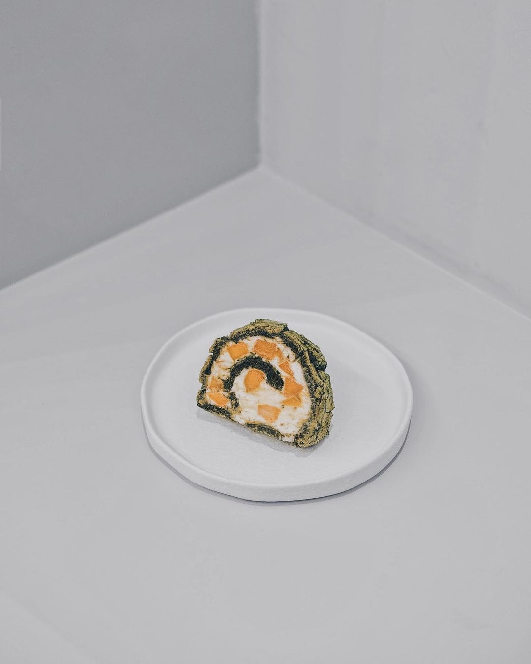 A matcha and mango roulade (Photo: Instagram / @nikonekomatcha)