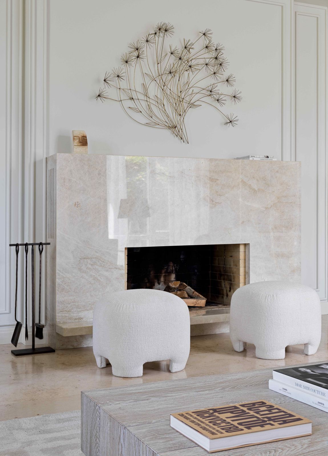 The beige Jura limestone flooring gives a sense of cosiness and calm