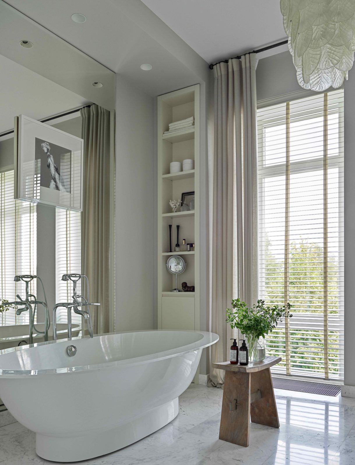 The neutral toned bathroom with maximally natural composition
