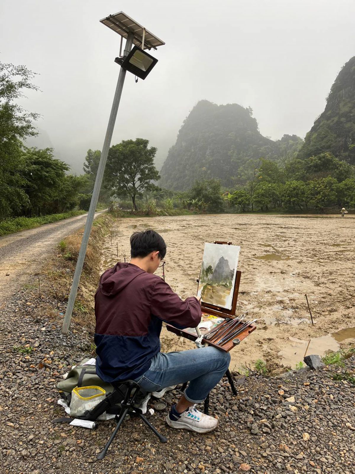 Dominic Thian painting outdoors