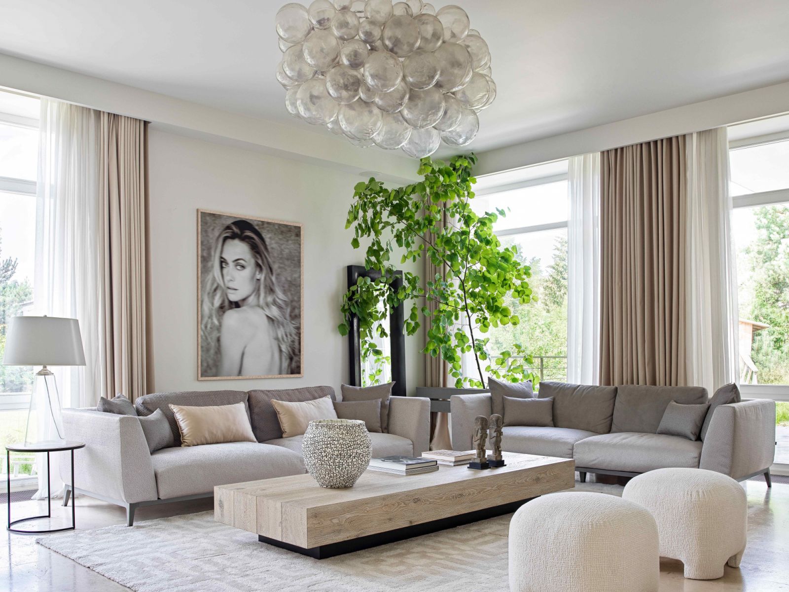 The living room design doesn’t argue or distract nature's palette outside