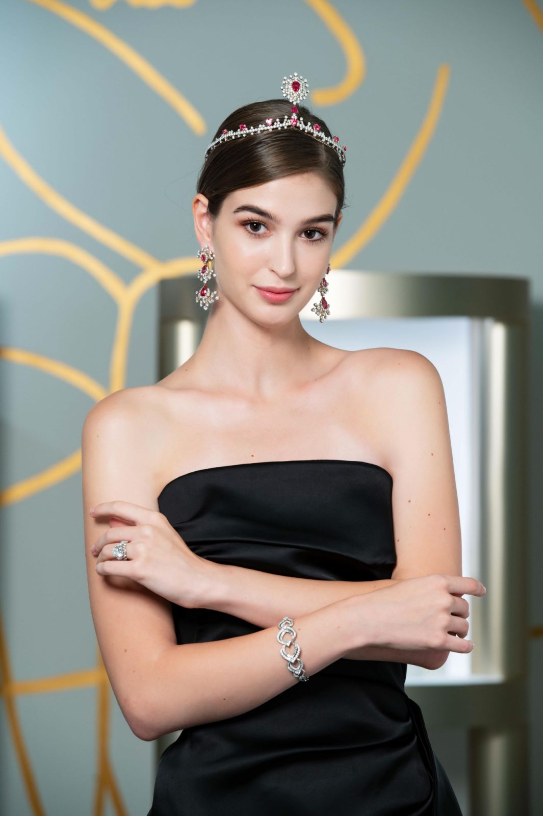 模特兒演繹Tiffany Céleste蒼穹萬象華光萬丈系列作品。(Photo: Tiffany & Co.)