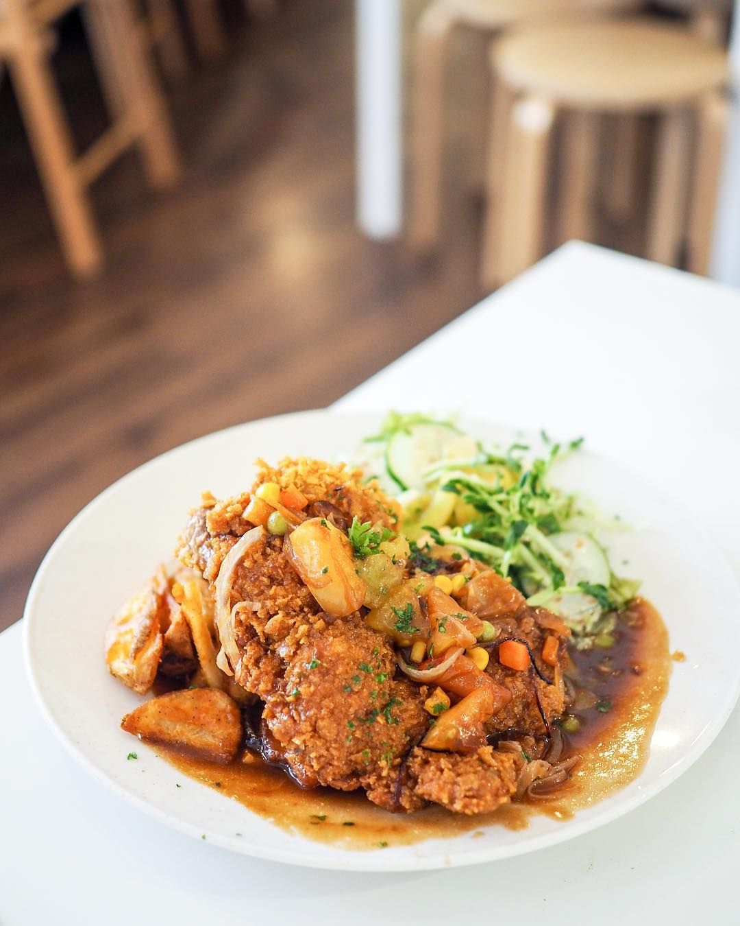 A Hainanese chicken chop smothered in sauce (Photo: Instagram / @fatfoodbeast)